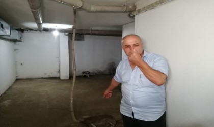 Menfez tıkanınca sığınağa dolan lağım suyu apartman sakinlerinin kabusu oldu