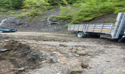 Sağanak yağış hasara yol açtı, geçici köprü 5. kez yıkıldı