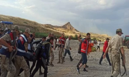 Siirt’te çaya düşen Veysi, kayboldu (2)