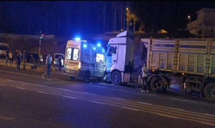 Siirtte tır ambulansla çarpıştı: 1 yaralı