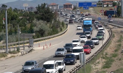 Tatilcilerin dönüş yolculuğu sürüyor: 43 ilin geçiş güzergahında trafik yoğunluğu