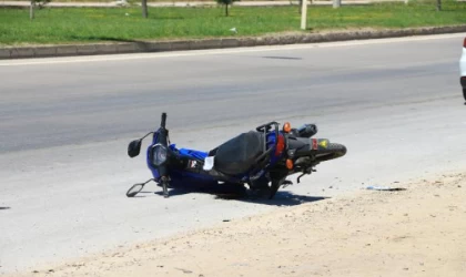 Ters yönden kavşağa giren motosiklet sürücüsü öldü; kaza kamerada