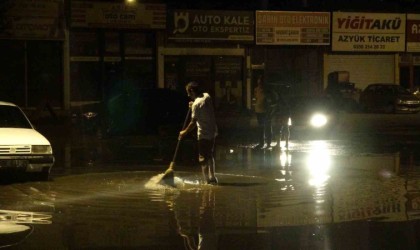 Tokatta sağanak yağış sonrası dükkanları su bastı