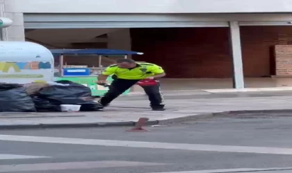 Trafik polisinden Türk bayrağı hassasiyeti; o anlar kamerada