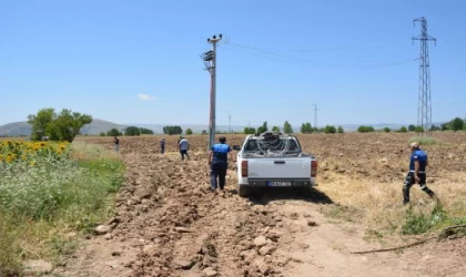 Traktörle tarla sürerken yüksek gerilim hattını koparıp, kaçtı