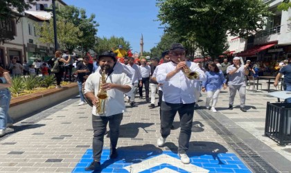 Uşakta 5. Uluslararası Tiyatro Festivali renkli görüntülerle başladı