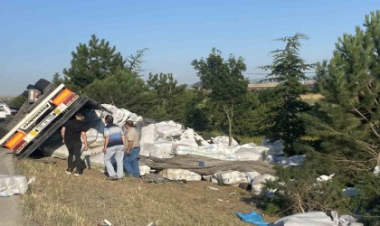 Uşakta iplik yüklü tır devrildi: 1 yaralı