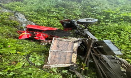 Yayla yolunda kamyon uçuruma yuvarlandı: 1 ölü, 1 yaralı