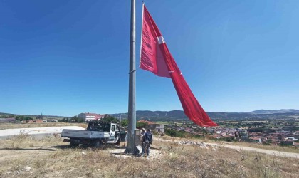 30 metre yükseklikte dalgalanan Türk bayrağı yenilendi