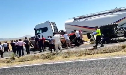 Aksarayda tır traktöre çarptı: 1 ölü, 1 ağır yaralı