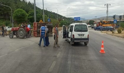 Amasya’da hafif ticari araç traktöre çarptı: 2’si çocuk 5 yaralı