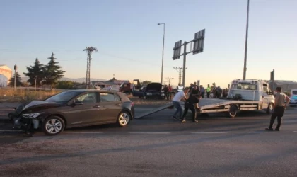 Amasya’da kavşakta 3 otomobil çarpıştı: 1’i ağır, 7 yaralı