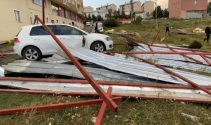 Ardahan’da fırtına; çatılar uçtu, otomobiller hasar gördü