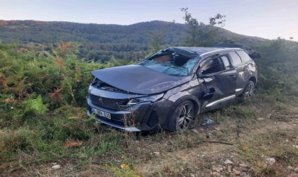 Ayancıkta takla atan otomobildeki 3 kişi hafif yaralandı