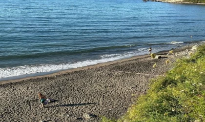 Bartın’da plaja kaya parçaları düştü