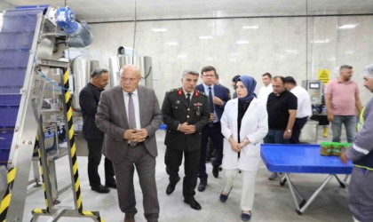 Başkan Pekmezci, misafirlerine fabrika ve tesisleri gezdirdi