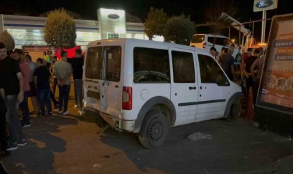 Batmanda sivil polis aracına otomobil çarptı: 5 yaralı