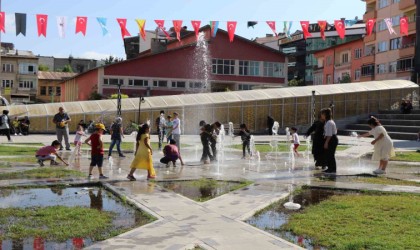 Bayburtta kavurucu sıcaklarda çocuklar fıskiyelerle serinledi