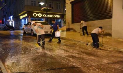 Bilecikte cadde ve sokakları yıkadı, çöp konteynerlerini dezenfekte etti