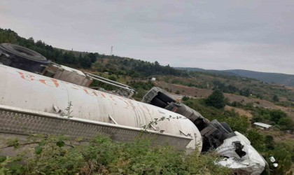 Bilecikte hammadde yüklü kamyon devrildi: 1 yaralı