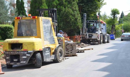 Cami Caddesinde kaldırım revize çalışması yapıldı