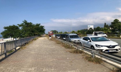 Denize girenlerin yol kenarına park ettiği araçlarına kesilen cezalar tepki çekti