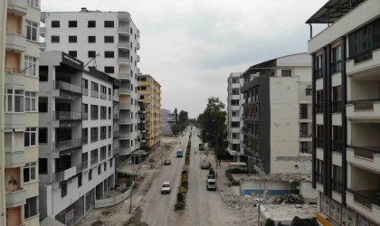 Depremin merkezine komşu şehir Osmaniyede o caddeyi insan seslerinin yerini iş makinesi sesleri aldı