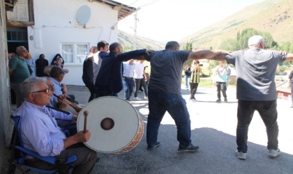 Düğünde hem halay çektiler hem de at binip cirit oynadılar