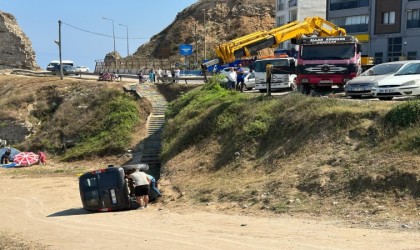 El frenini çekmeyi unuttu, aracı yokuş aşağı düşerek ters döndü