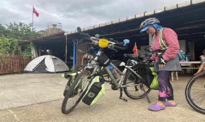 Emekli çift, yeni hayatlarına pedallıyor