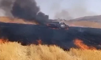 Hasadı yapılmış tarlada park halindeki otomobil, alev alarak yandı