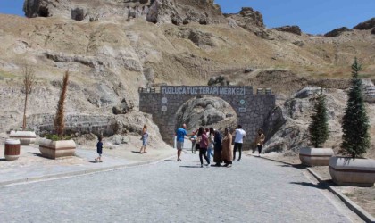 Iğdırda vatandaşlar serinlemek için tuz mağarasına akın ediyor