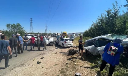 Isparta’da 4 aracın karıştığı zincirleme kaza: 2’si çocuk 9 yaralı