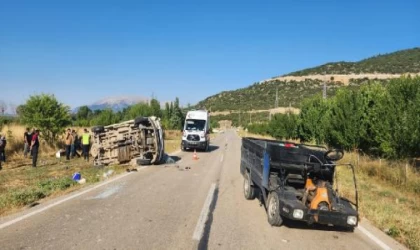 Isparta’da minibüs ile patpat çarpıştı: 1 ölü, 13 yaralı