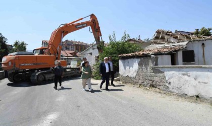 Ispartada trafiği rahatlatmak için yol üzerindeki evlerin yıkımları devam ediyor