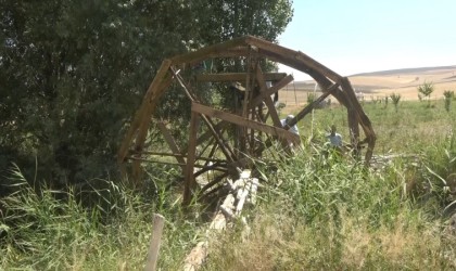 Mazotsuz ve elektriksiz tarlasına su çekmenin yolunu buldu