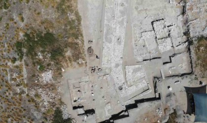 Oluz Höyükte 2 binden fazla bulundu: Anadolunun en büyük boya bezemeli çanak, çömlek koleksiyonu