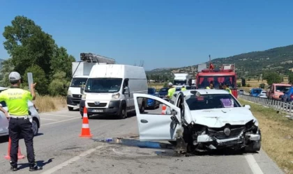 Otomobil bariyerlere çarptı: 1 çocuk öldü, 2’si çocuk, 4 kişi yaralandı