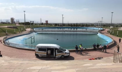 Parktaki süs havuzunda boğulma tehlikesi geçiren 2 kardeş, yoğun bakımda