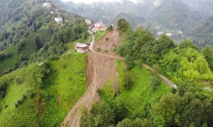 Rize’de sağanak, sel ve heyelana neden oldu; 1 ev yıkıldı, 8 ev boşaltıldı / Ek fotoğraflar