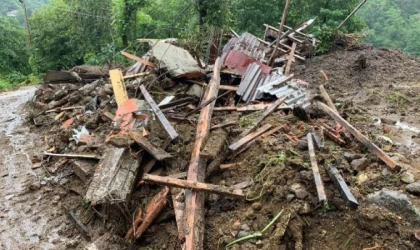 Rize’de sağanak sel ve heyelana neden oldu; 1 ev yıkıldı, 8 ev boşaltıldı