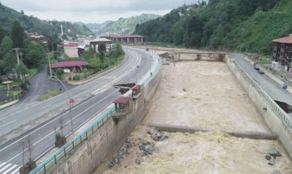 Rize’de sağanak sel ve heyelana neden oldu; 1 ev yıkıldı, 8 ev boşaltıldı (5)