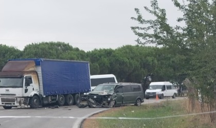 Seyir halindeki tıra arkadan çarpan otomobilin sürücüsü yaralandı