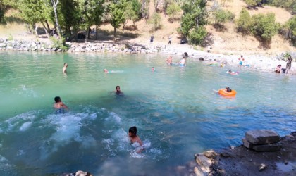 Sıcaktan bunalanlar soluğu Tağar Çayında aldı