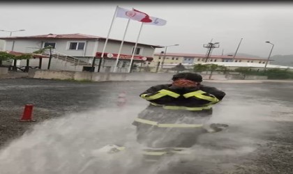 Stajını tamamlayan genç itfaiyeciye sulu şaka