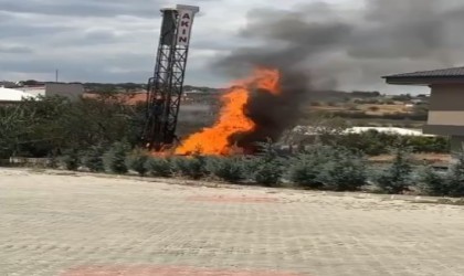 Su ararken gaz borusunu patlattılar: Alan alev alev yandı