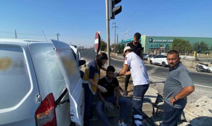 Tekirdağda hafif ticari araç ile otomobil çarpıştı: 2 yaralı