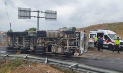 Tekirdağda mıcır yüklü tır devrildi: 1 yaralı