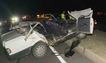 Tıra arkadan çarpan otomobilin tavanı koptu: 1 ağır yaralı