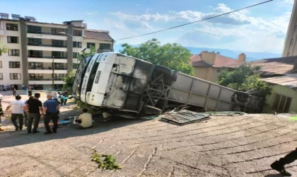 Tur otobüsü, evin bahçesine devrildi: 24 yaralı